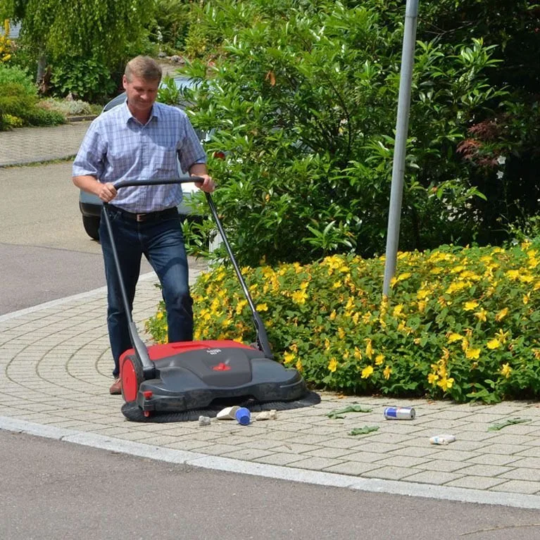 Balayeuse manuelle sur batterie, bac de 50l, largeur de travail 97cm, 4100m2/h - photo 2