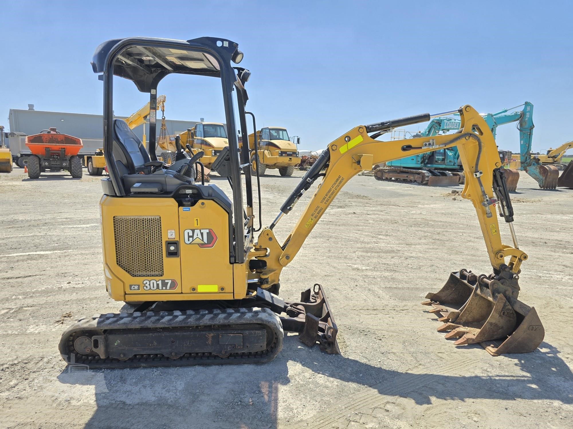 Použité minirypadlo Caterpillar 301.7CR – 1.8T (2021) se 3 lopatami a p?ív?sem
