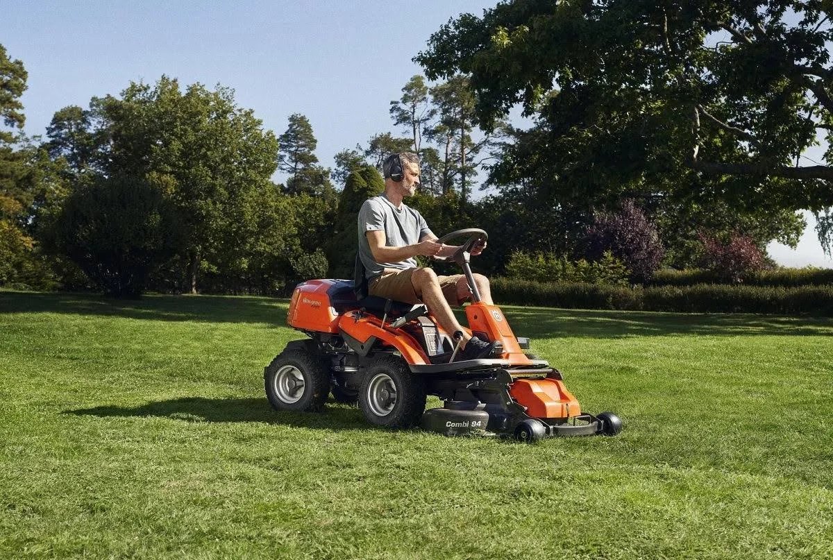 Tracteur à essence Husqvarna R 214TC + plateau de coupe Combi 94 - photo 5