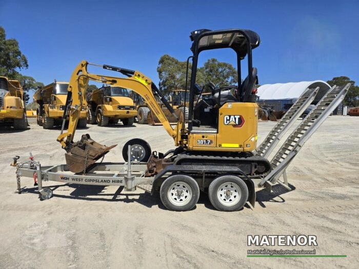 Begagnad Caterpillar 301.7CR minigrävmaskin – 1.8T (2021) med 3 skopor och släp